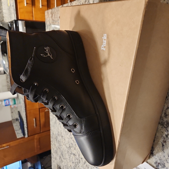 Christian Louboutin - Picture 4 of 10